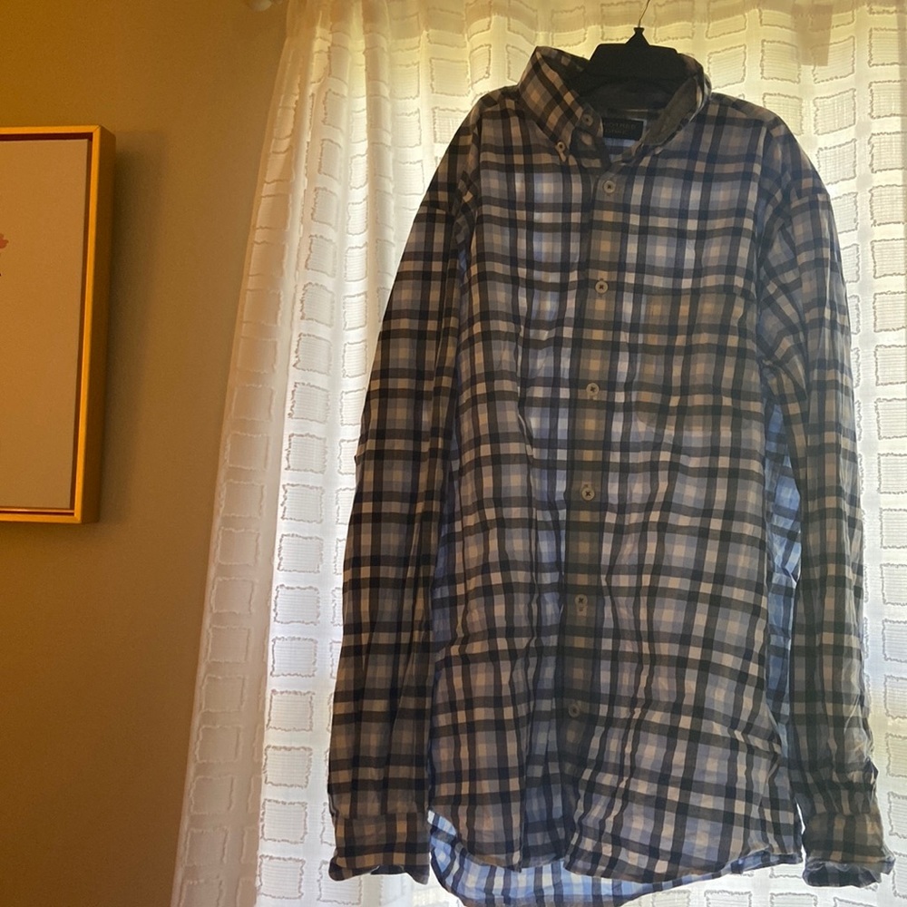 Men’s button up long sleeve dress shirt!